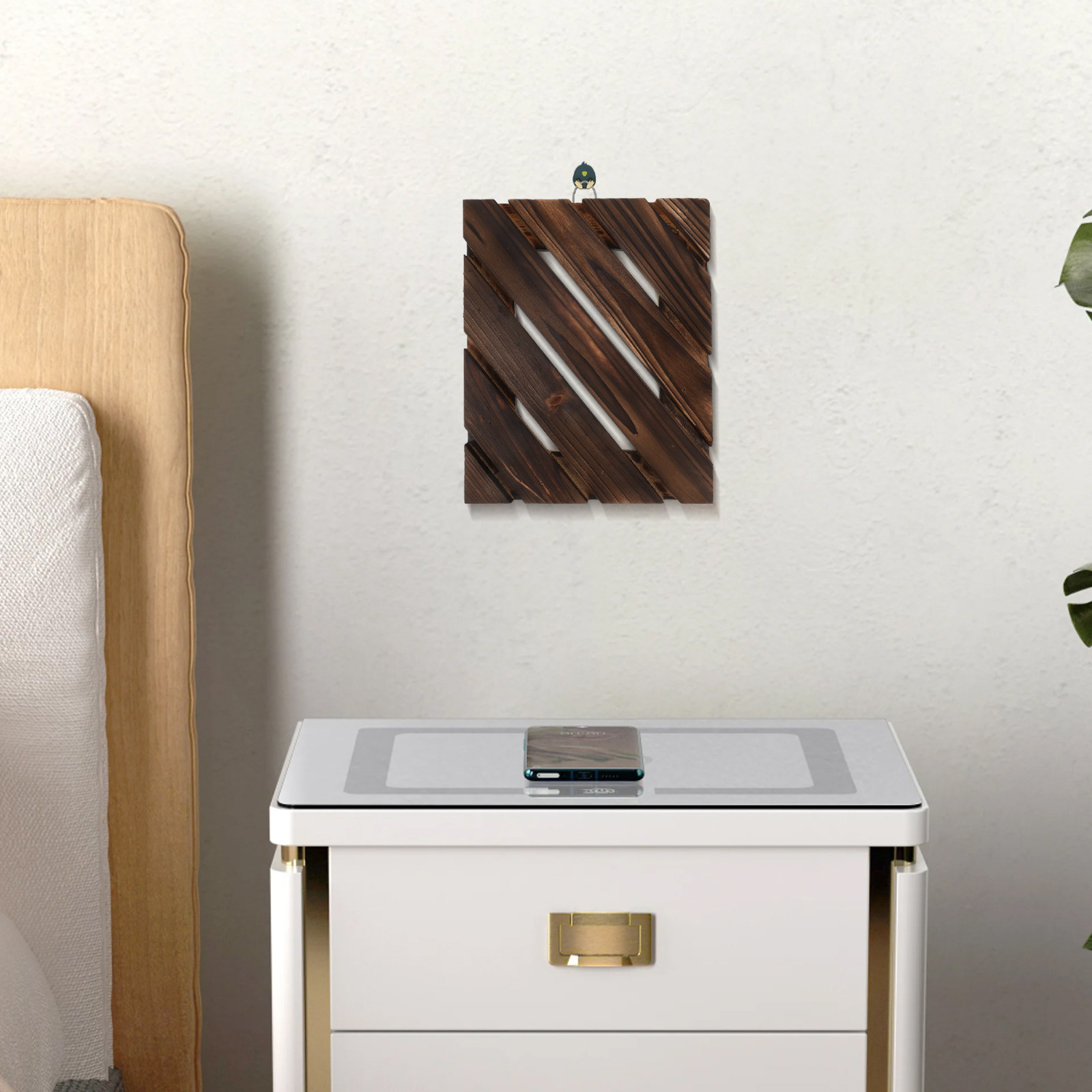 Vertical Planter - 屋内・屋外兼用の木製壁掛けプランター。鹿角シダやラン、つる性植物を育て、壁面緑化を楽しむのに最適。設置が簡単で、場所を取らない。